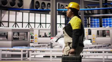 Akıllı fabrika tamircisi otomatik iş akışı kontrol sistemleri kuruyor, işlemleri bilgisayara geçiriyor. Sektör 4.0 'da yürüyen tamirci alet çantalı fabrika, sensörleri üretime entegre ediyor, kamera A