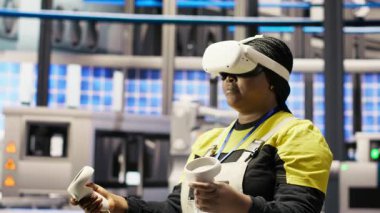 Fotovoltaik akıllı fabrika uzmanı otomasyon sistemlerini çalıştırmak için VR teknolojisini kullanıyor. Güneş panelleri sektörü 4.0 bitki teknisyeni sanal gerçeklik teçhizatı kullanarak ekipmanları değerlendirdi, kamera B