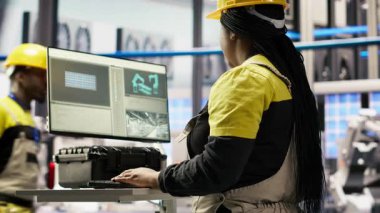 Akıllı güneş panelleri fabrika işçisi bilgisayar klavyesinde daktilo kullanıyor, otomatik sistemleri test ediyor, bakım yapıyor. Endüstri 4.0 fotovoltaik fabrikasındaki kadın ekipmanları incelemek ve hataları düzeltmek için bilgisayar kullanıyor, kamera B