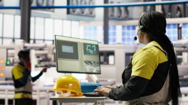 Akıllı fabrika üretim hatlarını uzaktan denetleyen teknisyen, bakım çabalarını koordine eden, otomatikleştirilmiş üretim ekipmanlarının sorunsuz çalışmasını sağlayan, kamera B