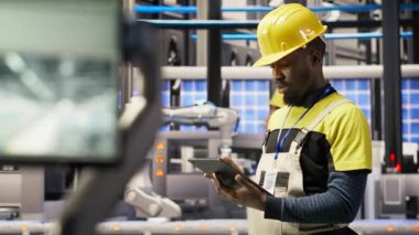 Akıllı fabrika tamircisi otomatik sistemleri test ediyor, önleyici bakım yapıyor. Sanayi 4.0 tesis tamircisi tanımlama ve hizmet arızaları için ekipman teftişi, kamera B