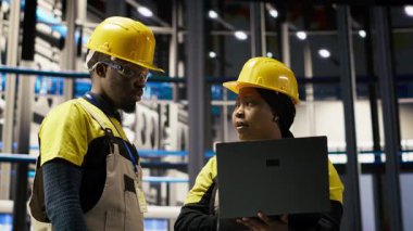 Mühendislik ekibi akıllı fabrikada beyin fırtınası yaparak IoT sensör verilerini analiz ediyor. Fotovoltaik sistemlerin işlevsel güvenilirliğini yöneten sanayi 4.0 fabrika çalışma arkadaşları, kamera B