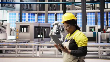 Hasarı onarmak için yapılan bakım prosedürlerini takip eden 4.0 sanayi mühendisi. Akıllı fabrika uzmanı dizüstü bilgisayardaki verileri analiz ederek taşıma bantları ve robotik silah arızalarını öngörüyor. Kamera A