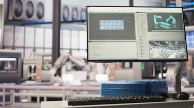 Endüstri 4.0 güneş panellerinde görüntüleme IoT sensörleri aracılığıyla sorun çıkaran cihazlar arızalanır. Akıllı fotovoltaik fabrikasında bakım gerektiğinde uyarıda bulunan monitör