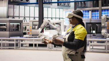 Fotovoltaik akıllı fabrika uzmanı otomasyon sistemlerini çalıştırmak için VR teknolojisini kullanıyor. Güneş panelleri sektörü 4.0 bitki teknisyeni sanal gerçeklik teçhizatı kullanarak ekipmanları, kamera A 'yı değerlendirdi.