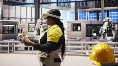 Photovoltaics akıllı fabrika uzmanı VR teknolojisiyle hasarlı IoT sensörlerini tamir ediyor. Endüstrideki mekanik 4.0 güneş panelleri, yenilikçi sanal gerçeklik teknolojisini kullanarak hataları bulup düzeltmek için tesis, kamera A