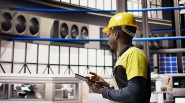 Sürdürülebilir endüstriyel fabrika izleme ekipmanları mühendisi, sistem arızaları, güneş modülü montaj hattındaki onarım görevlerinin koordinasyonu, kamera A