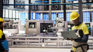 Akıllı fabrika mühendisi yenilenebilir enerji çözümleri uyguluyor güneş teknolojisini otomatik montaj sistemleriyle birleştirerek, üretim verimliliğini artırarak, kamera A