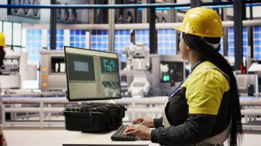 Sistem performans ölçümlerine PC ekran kullanarak fotovoltaik fabrikasında mühendis. IoT sensörleri ve kamera A aracılığıyla enerji üretimini takip etmek için bilgisayar ekranı kullanan 4.0 sanayii işçisi.