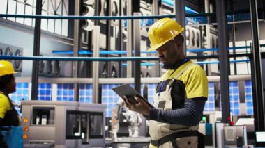 Akıllı fabrika tamircisi montaj hatlarını yükseltmeden önce IoT sensörlerinin verilerini analiz etmek için tablet kullanıyor. Endüstri 4.0 fabrika personeli hata azaltmak için sistem kontrolü yapıyor, kamera A