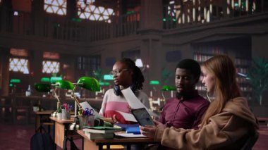 Üniversite öğrencileri muhasebe prensiplerini ve işletme yönetimi derslerinin mali analizini öğreniyor, kütüphanede ders kitapları ve materyalleri kullanıyor. - Girişimcilik. Kamera B.