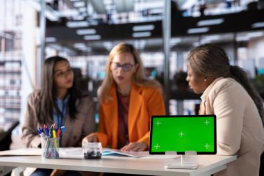 İş dünyasındaki bir grup kadın girişimci, fotokopi alanı modelini kullanıyor, pazarlama stratejileri ve veri yönetimi konusunda işbirliği yapıyorlar. Cinsiyet eşitliği ve güçlendirme onların başarı öyküsünü yönlendirir.