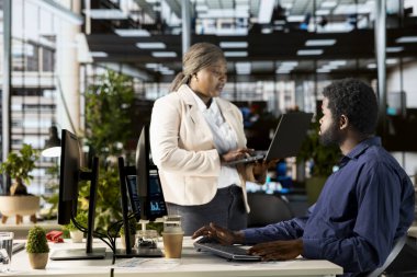 Ofisteki çalışma ekibi sorun çözme görevleri için bilgi analizi, iş büyümesini desteklemek ve stratejik hedeflere ulaşmak için finansal planlama yapmaktadır. Çok uluslu şirket..