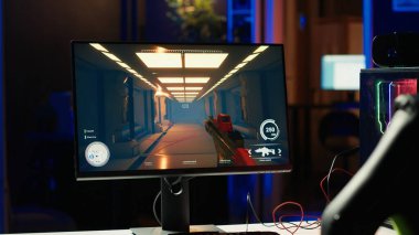 Boş bir dairede neon ışıklı bileşenlerle bilgisayar oyunu çekiyoruz. Sanal gerçeklik gözlüğü ve bilgisayar çevresinin yanındaki masaüstü PC monitöründe bilim kurgu oyunu