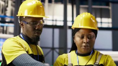 Güneş panelleri fabrika ekibi bakım prosedürlerini takip ederek dişlileri tamir etmek için birlikte çalışıyor. Fotovoltaik tesis çalışanları beyin fırtınası yapıyor, arızaları tahmin etmek için bilgisayardaki verileri analiz ediyor, kamera B