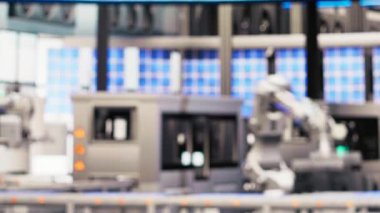 Otomatik iş akışlarını ve kontrol sistemlerini bilgisayara aktarmak için dizüstü bilgisayar kullanan akıllı bir fabrika mühendisi. Teknisyen sensörleri defter, kamera B kullanarak üretime entegre eder.