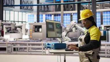 Sektördeki gülümseyen kadın portresi 4.0 güneş paneli yenilenebilir enerji üreten bitki. Fotovoltaik mühendisi akıllı fabrika verileri analiz ediyor, sistem ölçümlerini gözden geçiriyor, kamera A