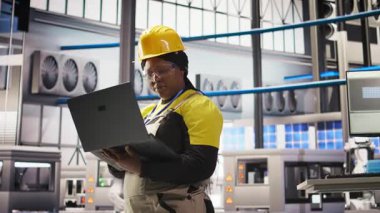 Güneş panelleri üretim hattını denetleyen teknisyen, ekipman performansını analiz eden, otomatikman çevre dostu fabrikada fotovoltaik montaj sistemlerini koruyan, kamera A