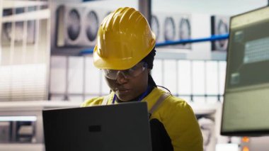 Güvenilirliğini sağlamak için otomatik sistemleri test eden zeki bir fabrika uzmanı. Sanayi 4.0 sanayi fabrikasındaki mutlu mühendis darboğazları tanımlıyor ve verilere dayanarak donanımı optimize ediyor, kamera B