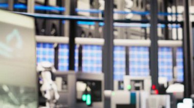 Endüstriyel fabrikadaki teknisyen, ekipman hatalarını tespit etmek için tablet uygulaması kullanıyor. Montaj hatlarındaki onarım görevlerini koordine etmek için dijital aygıt kullanan fabrika uzmanı, kamera B