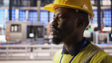 Yenilenebilir enerji üreten sanayi 4.0 fabrikasındaki profesyonel test ekipmanlarını kapatın. Fotovoltaik 'teki Afrikalı Amerikalı adam. Akıllı fabrika, rutin teftiş, kamera A.