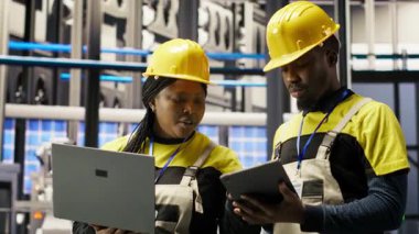 Mühendislik ekibi, sektör 4.0 tesisinde arızaları tespit etmek için birlikte çalışıyor. Takım çalışması fabrikasındaki iş arkadaşları montaj hatları ve kamera B 'deki tamir görevlerini koordine ediyorlar.
