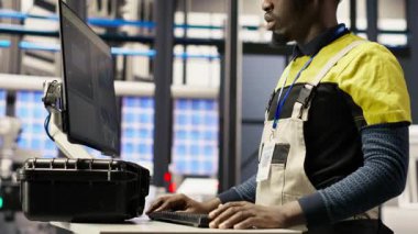 Güneş panelleri mühendisi sistemleri denetlemek için bilgisayar kullanır, makinelerin en uygun verimlilikte çalışmasını sağlar. Fotovoltaik tesis çalışanı, sürekli işlemleri sürdürmek için bilgisayar yazılımı kullanır, kamera B