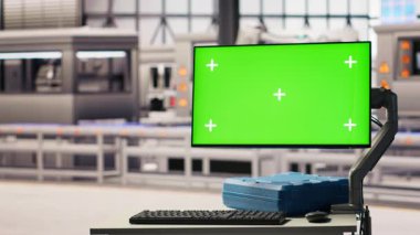 Sektör 4.0 'daki yeşil ekran ekranını kapatın. Güneş panelleri, IoT sensörleri aracılığıyla enerji üretimini takip ediyor. Fotovoltaik fabrikasında sistem performans ölçümlerini gösteren krom anahtar monitörü