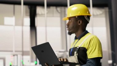 Dizüstü bilgisayar kullanarak güneş paneli üretim hatlarını inceleyen mühendis, otomatik çevre dostu fabrikada fotovoltaik montaj sistemleri sürdürüyor, kamera B