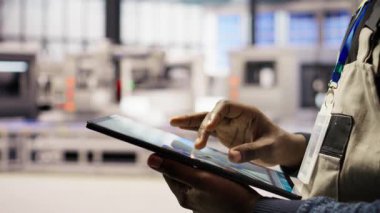 Güneş panelleri fabrika düzeni, CAD yazılım ve simülasyon araçlarının kullanımı, otomatikleştirilmiş fotovoltaik tesisinde üretim sistemlerinin optimize edilmesi, kamera A,