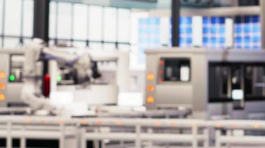 Güneş panelleri fabrika mühendisi ekipman arızalarını tahmin etmek için performans verilerini dizüstü bilgisayarla analiz ediyor. Kapatma süresini en aza indirmek için bakım prosedürlerini takip eden fotovoltaik fabrika işçisi, kamera B