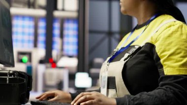 Sistem performans ölçümlerine PC ekran kullanarak fotovoltaik fabrikasında mühendis. IoT sensörleri, kamera B aracılığıyla enerji üretimini izlemek için bilgisayar ekranı kullanan 4.0 sanayii işçisi.