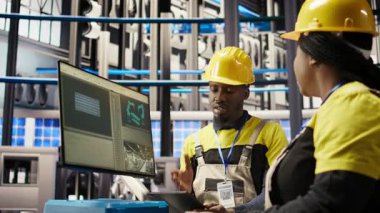 Akıllı fabrikadaki mühendis tarafından yapılan çalışmaların yöneticisi imalat sırasında kalite kontrolünün sağlanmasını sağlıyor. Ekip lideri otomatik taşıma sistemlerini izleyen çalışanı denetliyor, kamera A