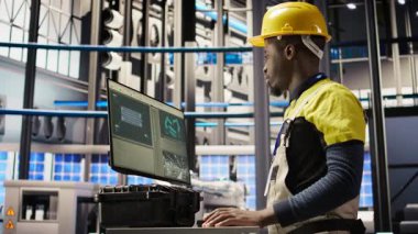 Güneş panelleri mühendisi sistemleri denetlemek için bilgisayar kullanır, makinelerin en uygun verimlilikte çalışmasını sağlar. Fotovoltaik fabrika işçisi sürekli işlemleri sürdürmek için bilgisayar yazılımı kullanır, kamera A