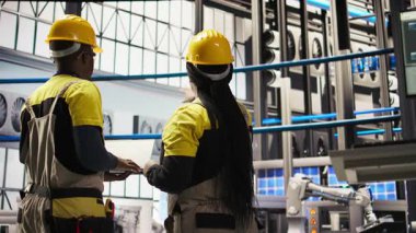 Akıllı fabrika mühendisliği ekibi, IoT sensör verilerini analiz etmek ve ekipman verimliliğini artırmak için dizüstü bilgisayar kullanıyor. Çalışan endüstriyel fabrika meslektaşları, devre dışı kalma süresini azaltmak için sistem kontrolü yapıyorlar, kamera A