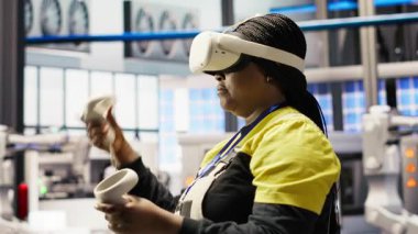 Photovoltaics akıllı fabrika uzmanı VR teknolojisiyle hasarlı IoT sensörlerini tamir ediyor. Endüstrideki mekanik 4.0 güneş panelleri, yenilikçi sanal gerçeklik teknolojisini kullanarak hataları bulup düzeltmek için tesis, kamera B