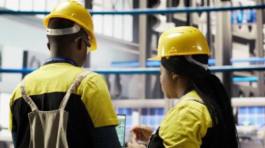 Akıllı fabrika mühendisliği ekibi, IoT sensör verilerini analiz etmek ve ekipman verimliliğini artırmak için dizüstü bilgisayar kullanıyor. Çalışan endüstriyel fabrika meslektaşları, devre dışı kalma süresini azaltmak için sistem kontrolü yapıyorlar, kamera B