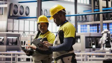 Otomatik iş akışlarını ve kontrol sistemlerini uygulamak için beyin fırtınası yapan zeki bir mühendislik ekibi. Sanayi 4.0 fabrika çalışma arkadaşları sensörleri üretime entegre ediyor, kamera A