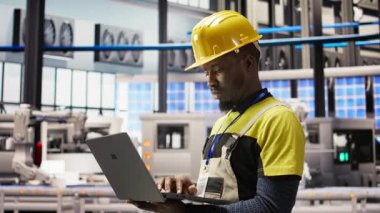 Sanayi 4.0 fabrika mühendisi hataları onarma prosedürlerini takip ediyor. Akıllı fabrika çalışanı, üretim hatlarını ve robotik silah arızalarını tahmin etmek için dizüstü bilgisayardaki verileri analiz ediyor.