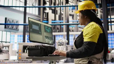 Endüstriyel fabrika teknisyeni PC yazılımı kullanarak üretim ekipmanlarını izliyor, arızaları teşhis ediyor. Fabrika çalışanının koordinatları montaj hatlarındaki görevleri bilgisayar programı, kamera A kullanarak onarıyor.