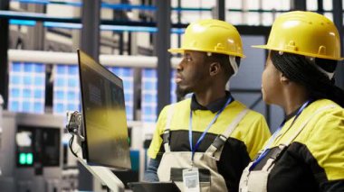 Yüksek teknolojili makineleri ayarlayan ve sensör verilerini analiz eden bir mühendis tarafından yapılan işi akıllı bir fabrika yöneticisi denetliyor. Takım lideri denetleme mühendisi sorun giderici montaj ekipmanı, kamera B