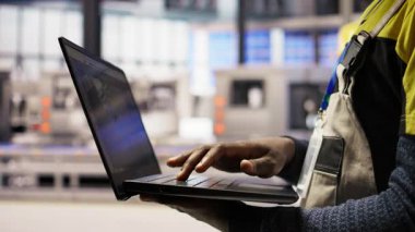 Yenilenebilir enerji çözümleri uygulayan endüstriyel fabrika mühendisi, güneş teknolojisini otomatik montaj sistemlerine entegre ediyor. Akıllı fabrika çalışanı üretim verimliliğini arttırıyor, kamera A, yakın plan.