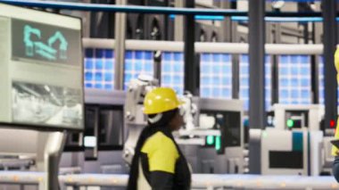 Güneş panelleri fabrikasındaki teknisyen, IoT sensör verilerini analiz etmek için tablet kullanıyor. Fotovoltaik sistemlerin işlevsel güvenilirliğini yöneten sanayi 4.0 bitki uzmanı, kamera B