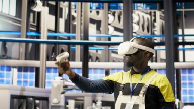 Sanal gerçeklik simülasyonunu kullanarak ekipman arızalarını öngören zeki bir fabrika uzmanı. Sanayi 4.0 fabrika mühendisi bakım prosedürlerini ve tamir hasarlarını takip etmek için VR kulaklık kullanıyor, kamera B