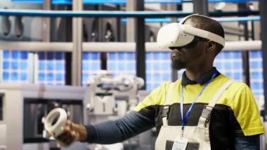 Akıllı fabrikadaki mühendis VR kulaklık teknolojisi kullanıyor. Sanal gerçeklik teknolojisi kullanarak fotovoltaik sistemlerin işlevsel güvenilirliğini yöneten sanayi 4.0 fabrika işçisi, kamera B