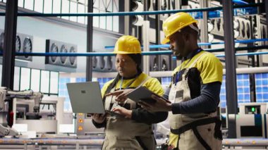 Akıllı fabrika teknisyenlerinden oluşan bir ekip sistemleri test etmek ve bakım yapmak için birlikte çalışıyor. Endüstri 4.0 fabrika tamircileri teknik arızaları tespit etmek için ekipmanları denetliyor, beyin fırtınası yapıyor, kamera A