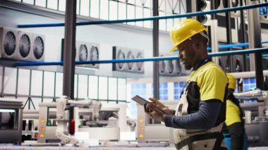 Akıllı fabrika tamircisi otomatik sistemleri test ediyor, önleyici bakım yapıyor. Endüstri 4.0 tesis tamircisi tespiti ve servis arızalarını tespit etmek için ekipman denetliyor, kamera A