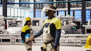 Akıllı fabrikadaki mühendis VR kulaklık teknolojisi kullanıyor. Sanal gerçeklik teknolojisi kullanarak fotovoltaik sistemlerin işlevsel güvenilirliğini yöneten sanayi 4.0 fabrika işçisi, kamera A