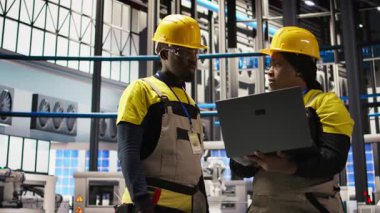 Mühendislik ekibi akıllı fabrikada beyin fırtınası yaparak IoT sensör verilerini analiz ediyor. Fotovoltaik sistemlerin işlevsel güvenilirliğini yöneten sanayi 4.0 fabrika çalışma arkadaşları, kamera A