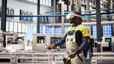 Sanal gerçeklik simülasyonunu kullanarak ekipman arızalarını öngören zeki bir fabrika uzmanı. Sanayi 4.0 fabrika mühendisi bakım prosedürlerini ve tamir hasarlarını takip etmek için VR kulaklık kullanıyor. Kamera A